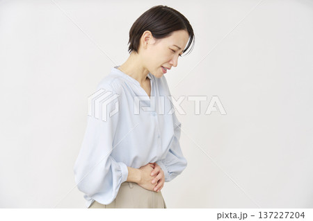 40代の女性　腹痛　白背景 137227204