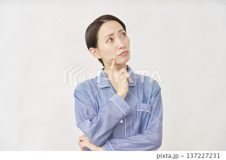 パジャマ姿の女性　困る　白背景 137227231