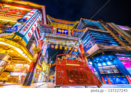 日本の横浜都市景観春節吉祥。変貌する横浜中華街。中華街善隣門の“右側の顔”にカプセルトイ専門店 137227245