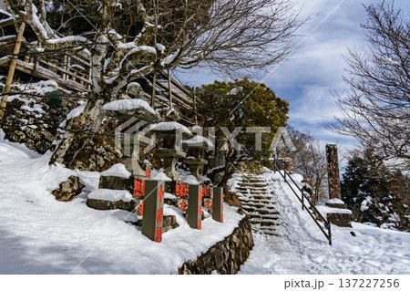 積雪した丹沢大山山頂【阿夫利神社奥社】 137227256