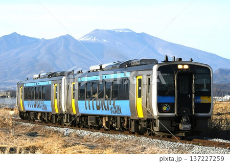 小海へ向けて小海線をゆくキハE200形 137227259