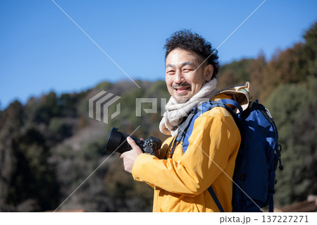 山で写真を撮る男性 カメラ目線 山で写真を撮る男性 カメラ目線 137227271