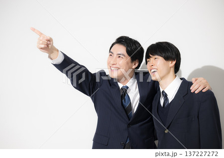 受験を先生や講師と一緒に合格頑張るぞ~の指を差して目標を定める 個別指導などのイメージ 受験を先生や講師と一緒に合格頑張るぞ~の指を差して目標を定める 個別指導などのイメージ 137227272