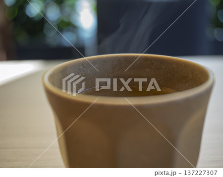 湯気に癒される一杯。和みのひとときを彩るお茶 137227307