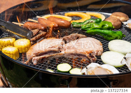 バーベキュー　BBQ 137227334