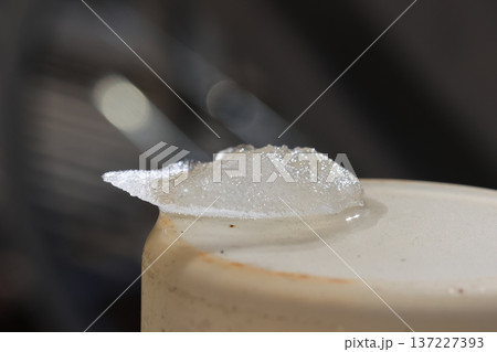 陽光を浴び解けていく雪 137227393