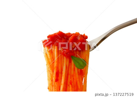 白背景のフォークで持ち上げたトマトパスタ 137227519