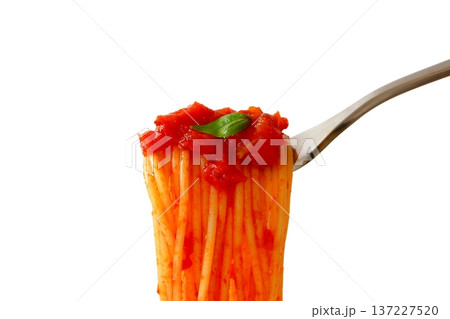 白背景のフォークで持ち上げたトマトパスタ 137227520
