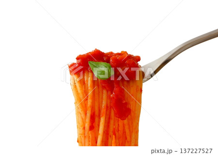 白背景のフォークで持ち上げたトマトパスタ 白背景のフォークで持ち上げたトマトパスタ 137227527