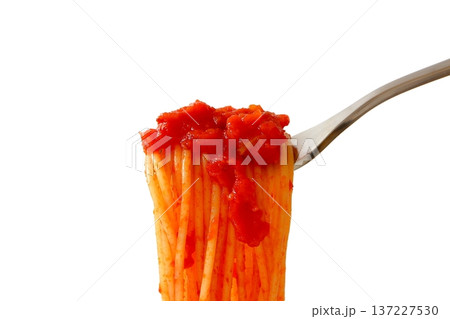 白背景のフォークで持ち上げたトマトパスタ 137227530