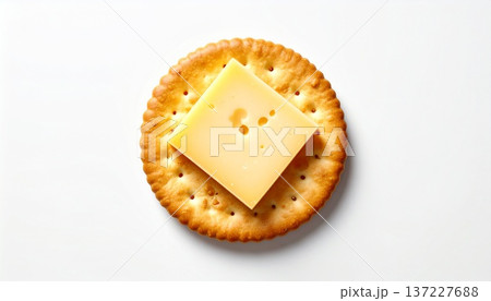 中央に配置された丸いクラッカーと上にチーズ 137227688