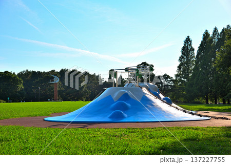 《愛知県》名古屋市 庄内緑地公園の富士山滑り台 《愛知県》名古屋市 庄内緑地公園の富士山滑り台 137227755