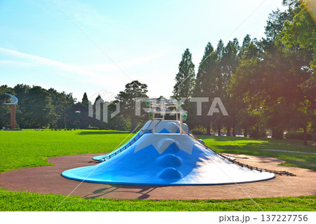 《愛知県》名古屋市 庄内緑地公園の富士山滑り台 《愛知県》名古屋市 庄内緑地公園の富士山滑り台 137227756