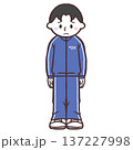 うつむく青ジャージの男の子のイラスト 137227998