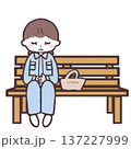 木のベンチに座ってうつむく作業着の女性のイラスト 137227999
