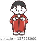しょんぼり体育座りする赤ジャージの男の子のイラスト 137228000