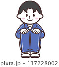 笑顔で体育座りする青ジャージの男の子のイラスト 137228002