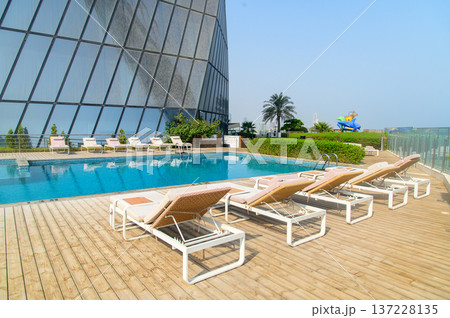 バーレーン首都マナーマにある高級ホテルの美しいプール 137228135