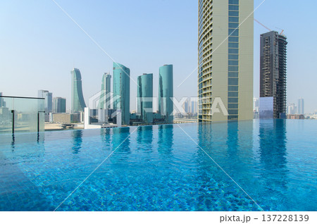 バーレーン首都マナーマにある高級ホテルの美しいプール 137228139