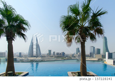 バーレーン首都マナーマにある高級ホテルの美しいプール 137228141