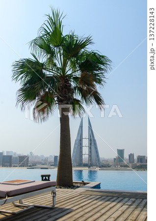 バーレーン首都マナーマにある高級ホテルの美しいプール バーレーン首都マナーマにある高級ホテルの美しいプール 137228143