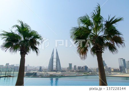 バーレーン首都マナーマにある高級ホテルの美しいプール 137228144