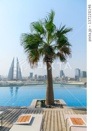 バーレーン首都マナーマにある高級ホテルの美しいプール バーレーン首都マナーマにある高級ホテルの美しいプール 137228146