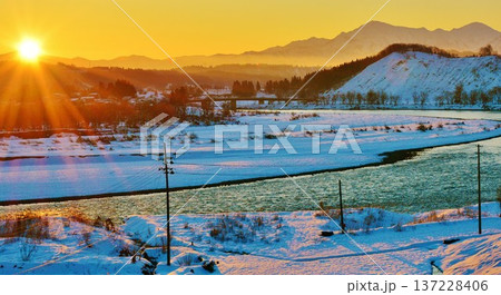 朝焼けの信濃川・越後三山冬景色 朝焼けの信濃川・越後三山冬景色 137228406