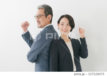 ガッツポーズをする男女のビジネスパーソン ガッツポーズをする男女のビジネスパーソン 137228473
