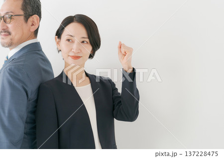 ガッツポーズをする男女のビジネスパーソン ガッツポーズをする男女のビジネスパーソン 137228475
