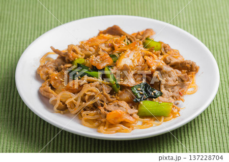 コンニャクと豚肉のキムチ炒め コンニャクと豚肉のキムチ炒め 137228704