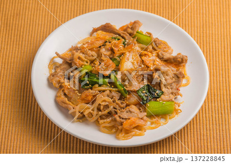 コンニャクと豚肉のキムチ炒め 137228845