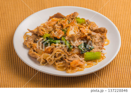 コンニャクと豚肉のキムチ炒め 137228846