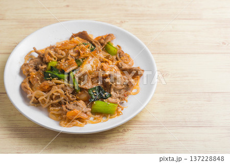 コンニャクと豚肉のキムチ炒め 137228848