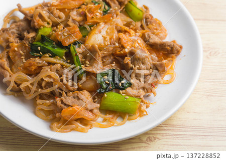 コンニャクと豚肉のキムチ炒め 137228852