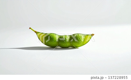 中央に配置された茹でた枝豆のさや 137228955