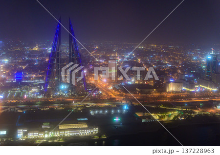 バーレーンの首都マナーマのとても美しい夜景 バーレーンの首都マナーマのとても美しい夜景 137228963