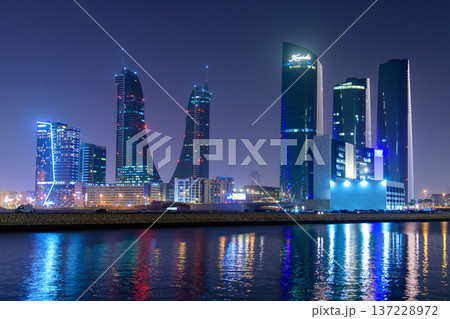 バーレーンの首都マナーマのとても美しい夜景 バーレーンの首都マナーマのとても美しい夜景 137228972