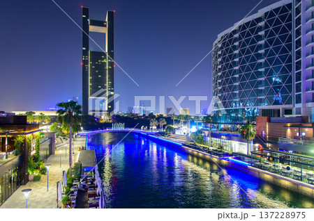 バーレーンの首都マナーマのとても美しい夜景 バーレーンの首都マナーマのとても美しい夜景 137228975