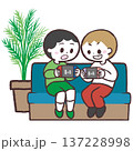 ソファーに座って並んでゲームする子供達のイラスト 137228998