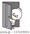 ドアから顔を出す白い鳥のイラスト 137229001