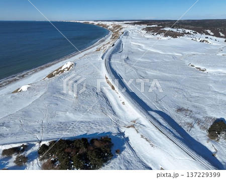 冬の根室本線落石岬付近空撮 太平洋沿岸俯瞰 137229399