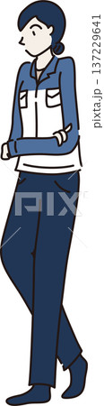 腕を組む作業服を着た女性のイラスト　青色の制服 137229641