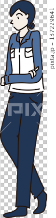 腕を組む作業服を着た女性のイラスト　青色の制服 137229641
