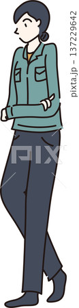 腕を組む作業服を着た女性のイラスト　緑色の制服 137229642