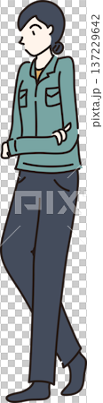 腕を組む作業服を着た女性のイラスト　緑色の制服 137229642
