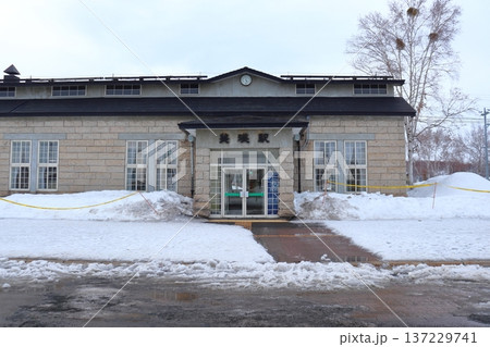 真冬の富良野線 美瑛駅（北海道美瑛町） 137229741
