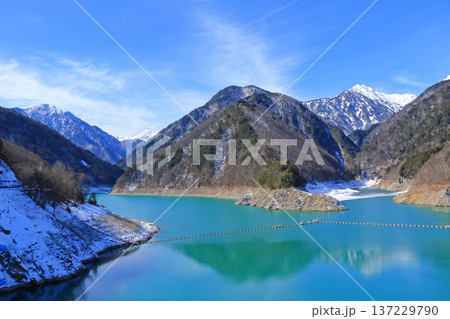 大町ダムから望む北アルプス 137229790