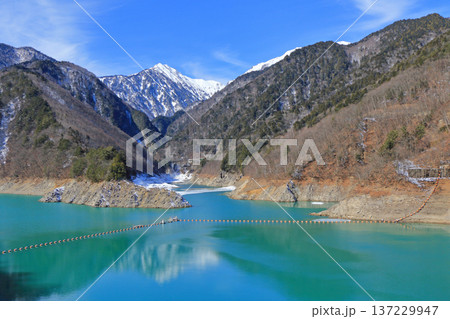 大町ダムから望む北アルプス 137229947