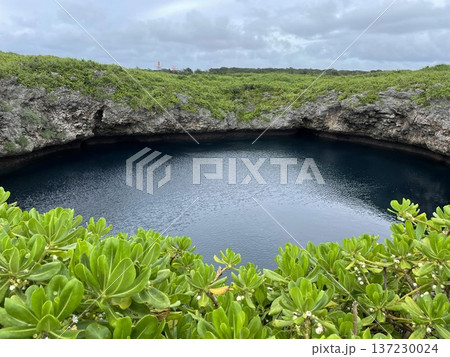 通り池:下地島の神秘的な名勝の美しい風景 通り池:下地島の神秘的な名勝の美しい風景 137230024